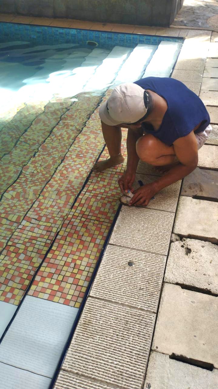 Menambal keramik yang pecah